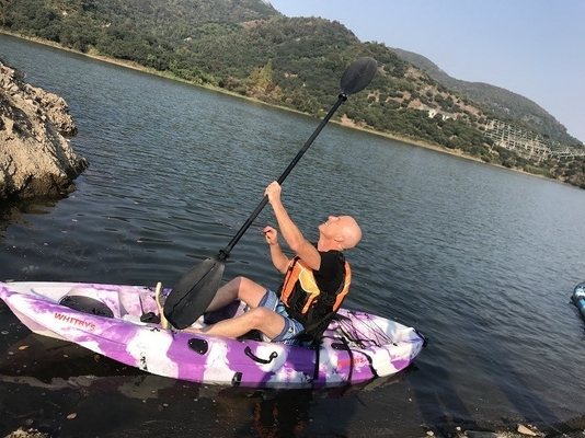 Sitzen Sie auf einem Top-Fischerei-Kanoe Kajak mit 60 kg / 132 lbs Ladekapazität und fortschrittliche Technologie