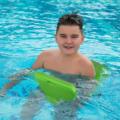 Wasserspielzeit für Kinder mit Woowave Green Swim Floats Kickboard Toy
