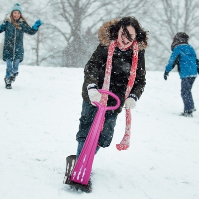 Kinder-Schnee-Scooter Schlitten Schnee Schlitten Kunststoff-Ski-Scooter Artikel Größe 36 * 32 * 10 Zoll