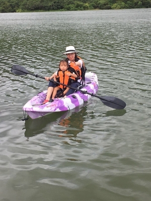 1 Person sitzt auf einem Kajak 2,7 m Länge LLDPE/HDPE Material ideal zum Angeln